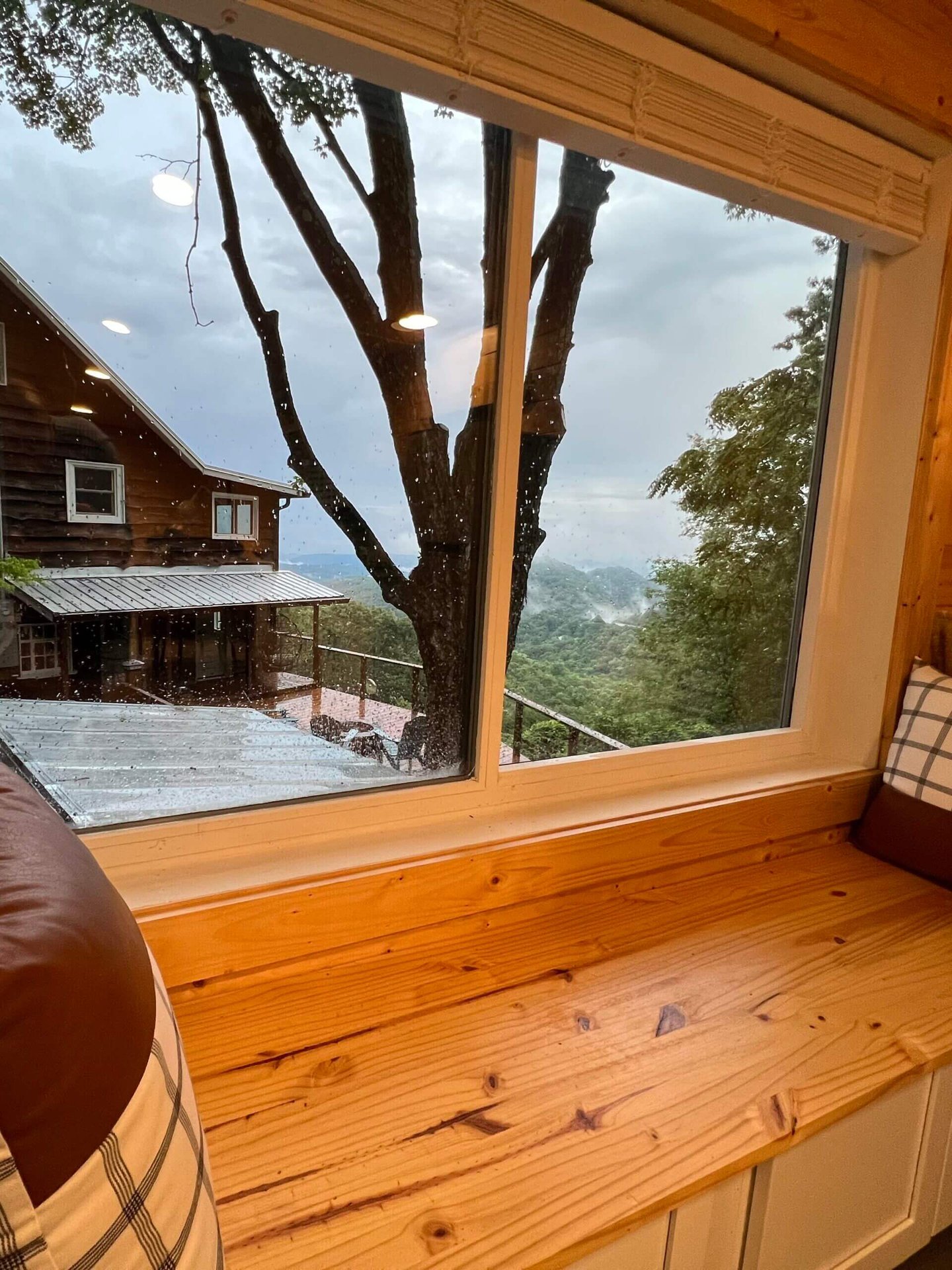 Tiny cabin with long range mountain views in Blowing Rock NC