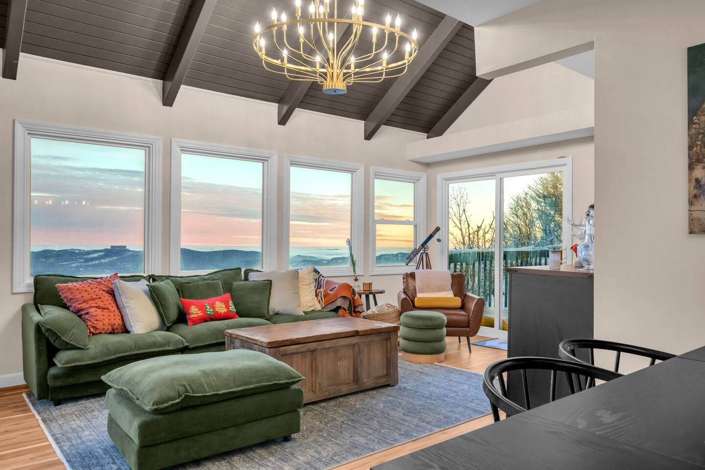 Great room with 100-mile mountain views