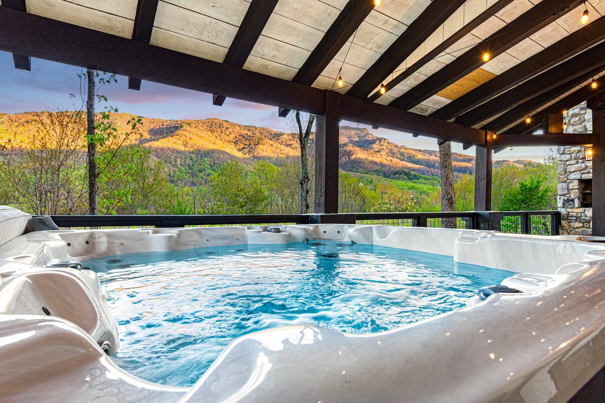 Hidden Castle hot tub with mountain views
