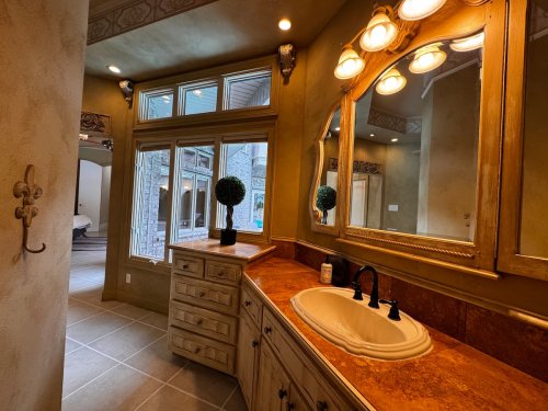 Full bathroom 1