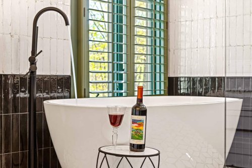 Full bathroom 1