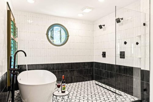 Full bathroom 1