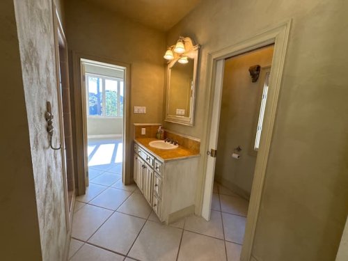 Full bathroom 1