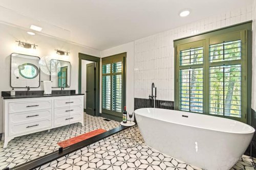 Full bathroom 1