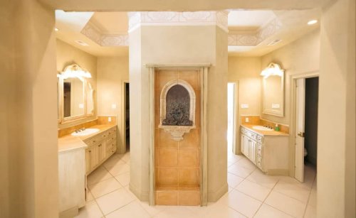 Full bathroom 1