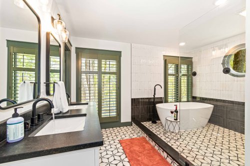 Full bathroom 1