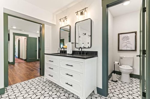 Full bathroom 1