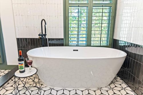 Full bathroom 1