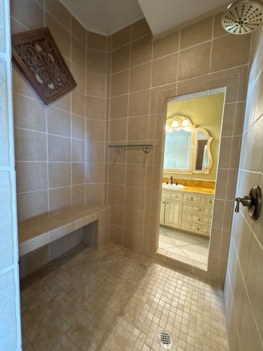 Full bathroom 1