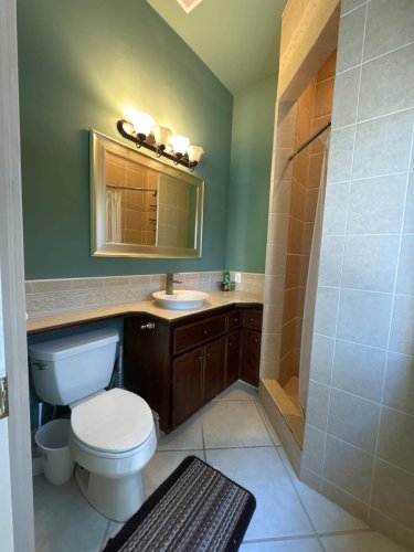 Full bathroom 2