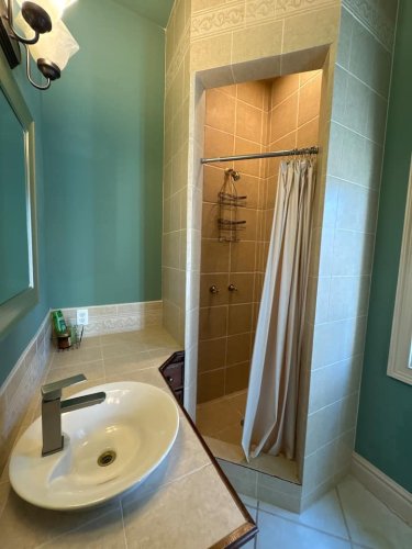 Full bathroom 2