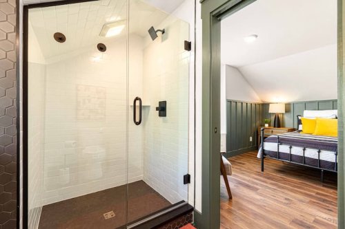 Full bathroom 2