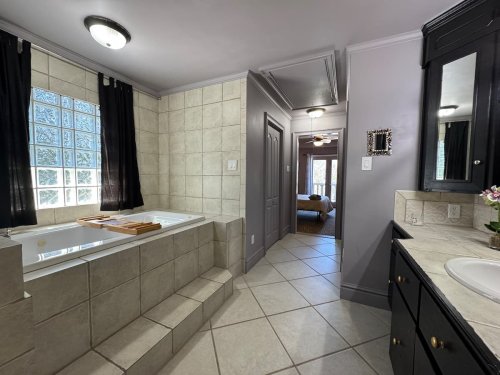 Full bathroom 3