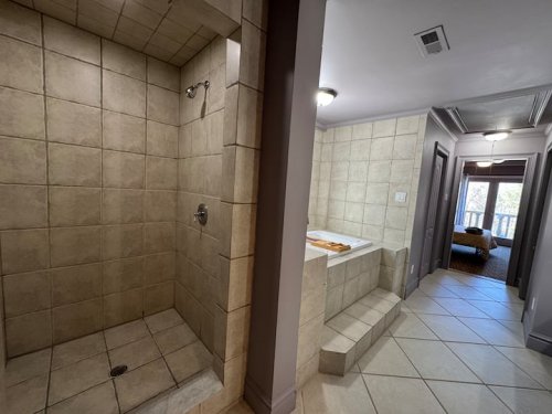 Full bathroom 3