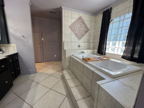 Full bathroom 3