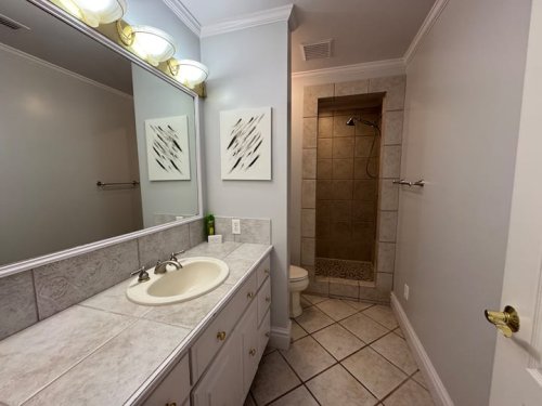 Full bathroom 4