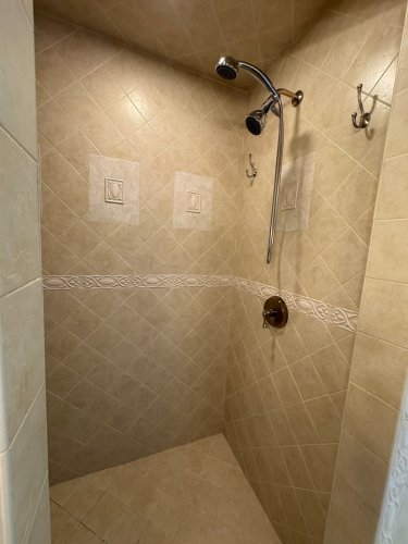 Full bathroom 4