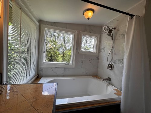 Full bathroom 6