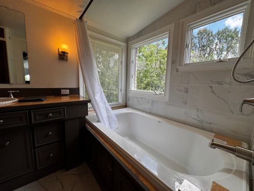 Full bathroom 6