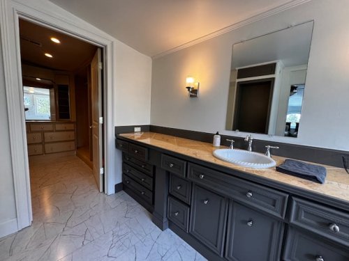 Full bathroom 6