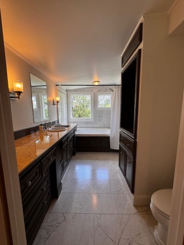 Full bathroom 6
