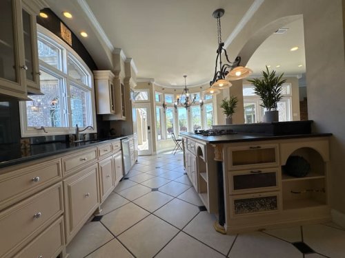 Full kitchen