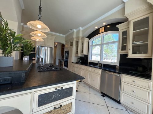 Full kitchen