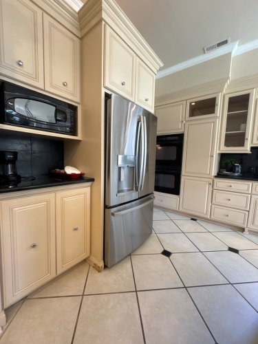 Full kitchen
