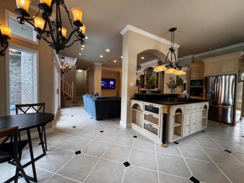Full kitchen