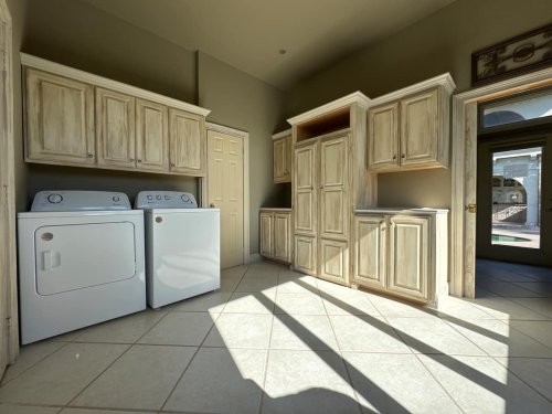 Castle CLT | PRIV POOL | Laundry area