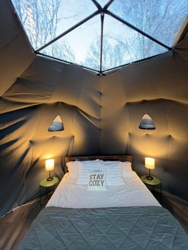 king-bed-with-nightstands-lamps-and-a-skylight-inside-a-geodesic-dome-1536x2048